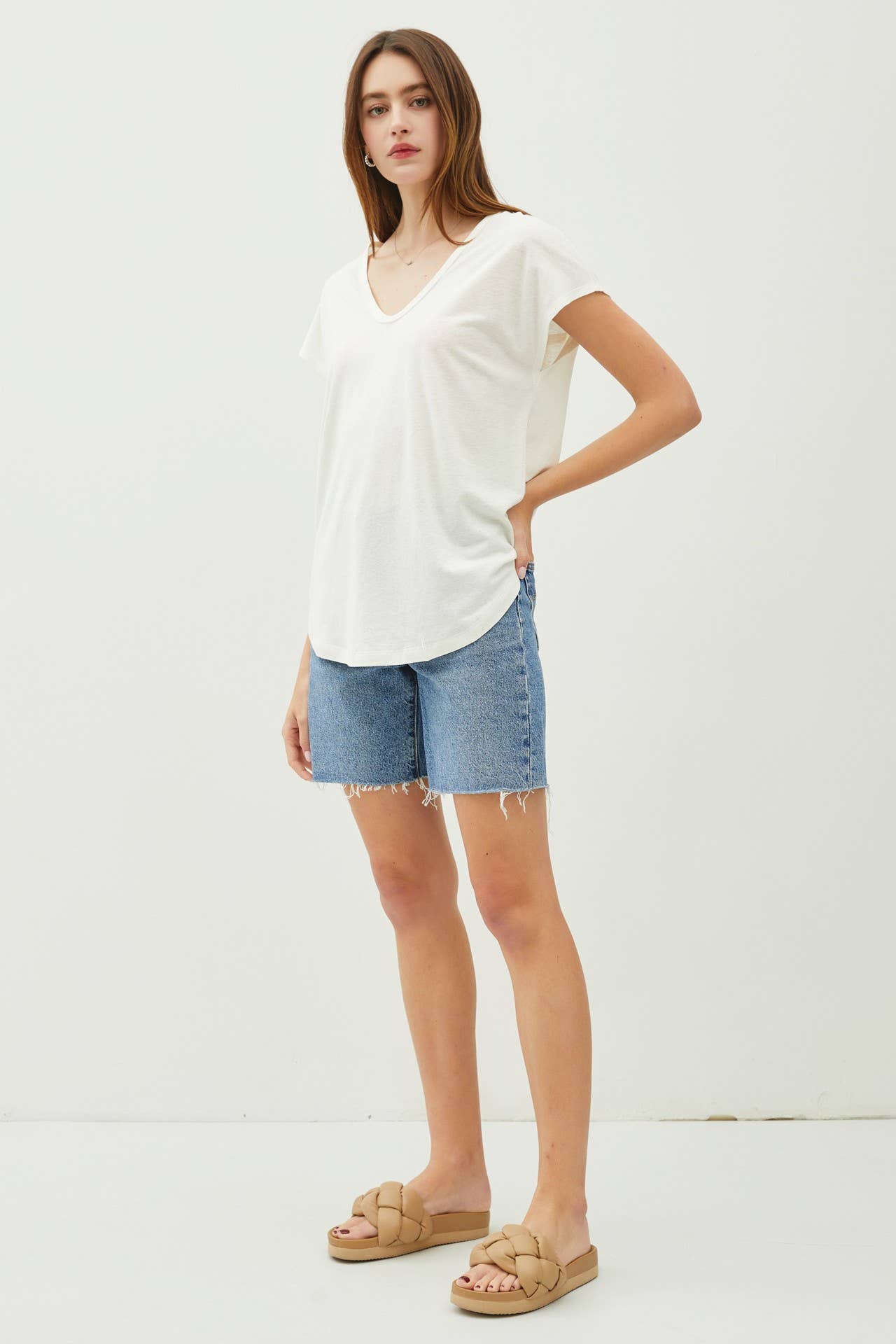 BACK RAW EDGE DETAILED V-NECK LINEN TEE
