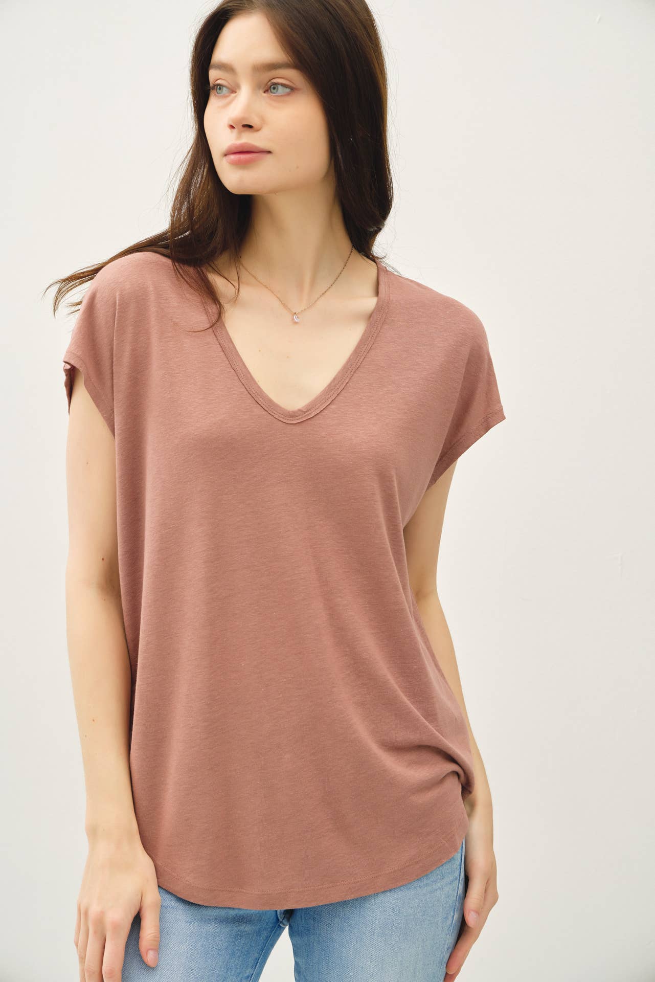 BACK RAW EDGE DETAILED V-NECK LINEN TEE