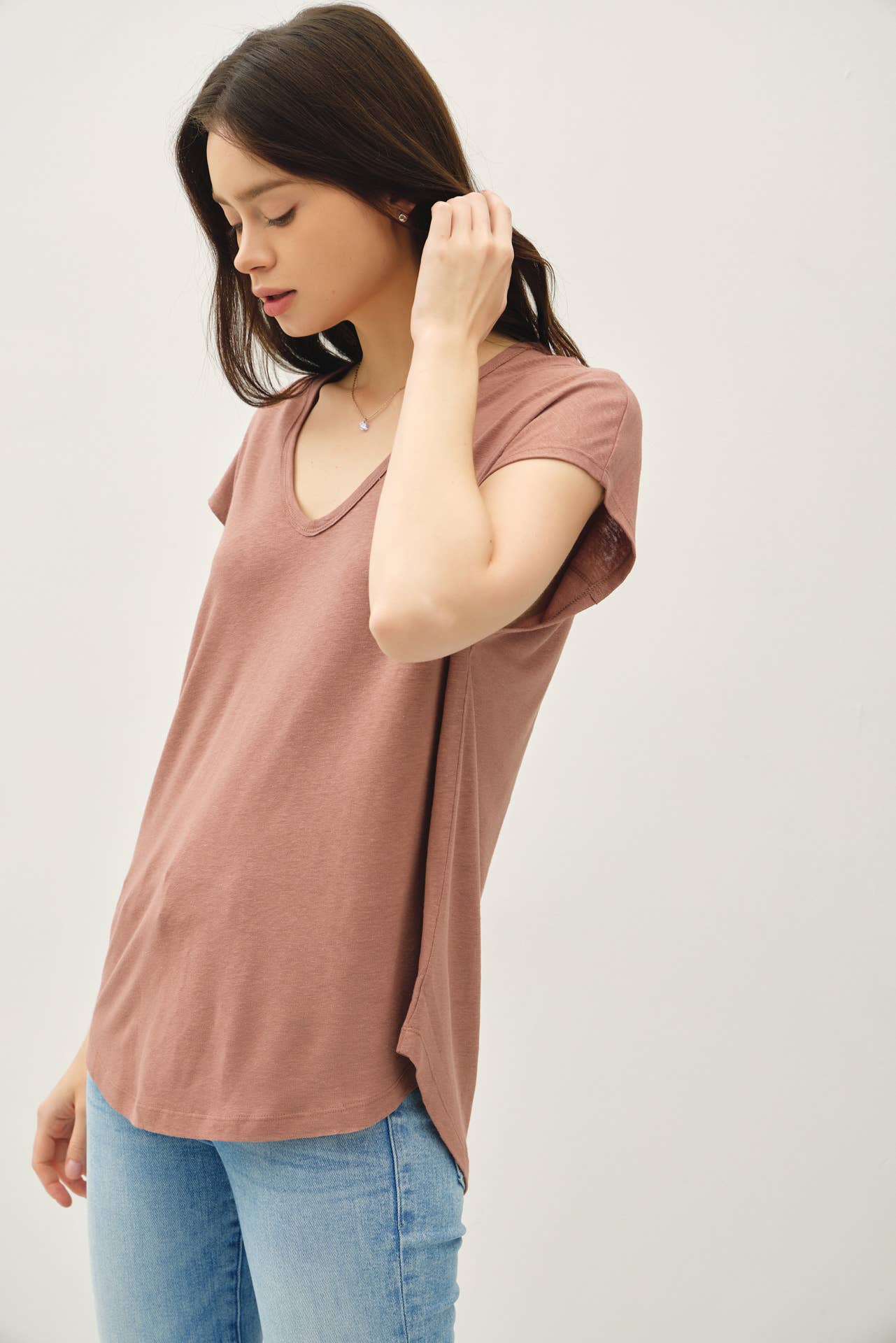 BACK RAW EDGE DETAILED V-NECK LINEN TEE