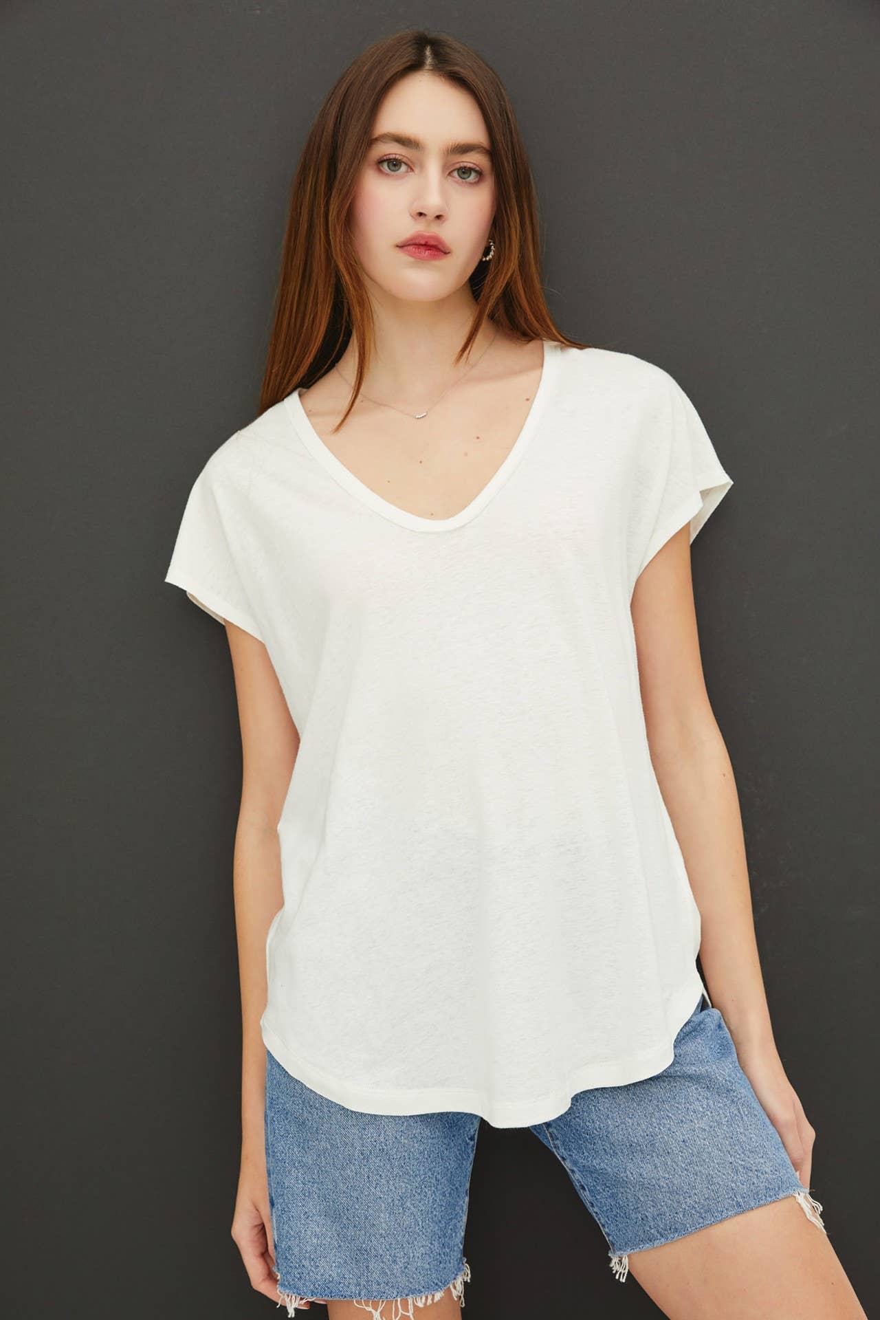 BACK RAW EDGE DETAILED V-NECK LINEN TEE