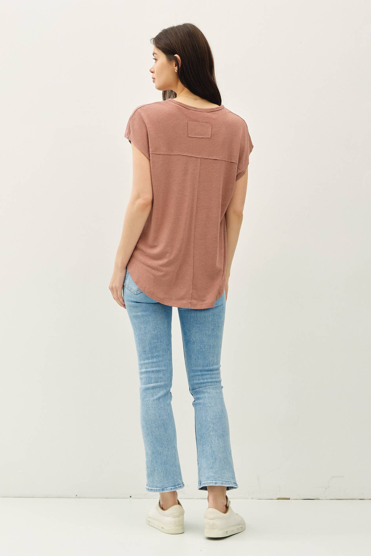 BACK RAW EDGE DETAILED V-NECK LINEN TEE
