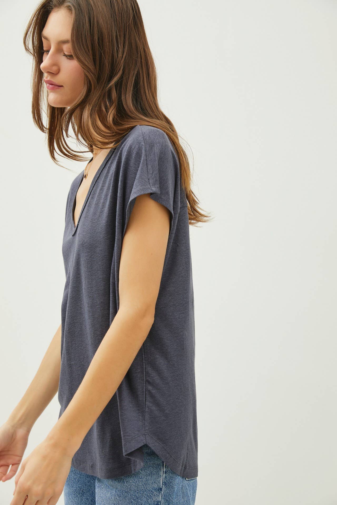 BACK RAW EDGE DETAILED V-NECK LINEN TEE