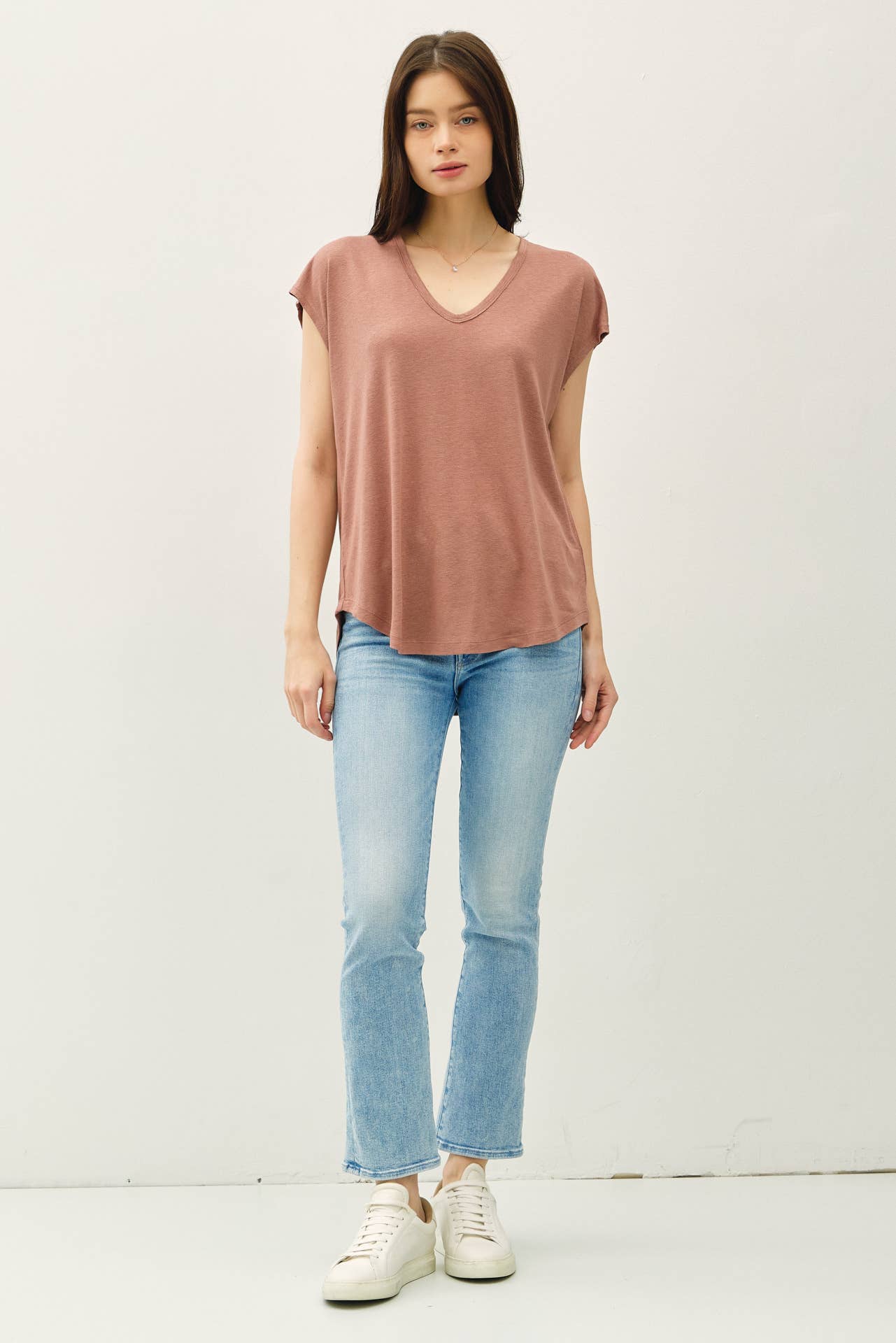 BACK RAW EDGE DETAILED V-NECK LINEN TEE