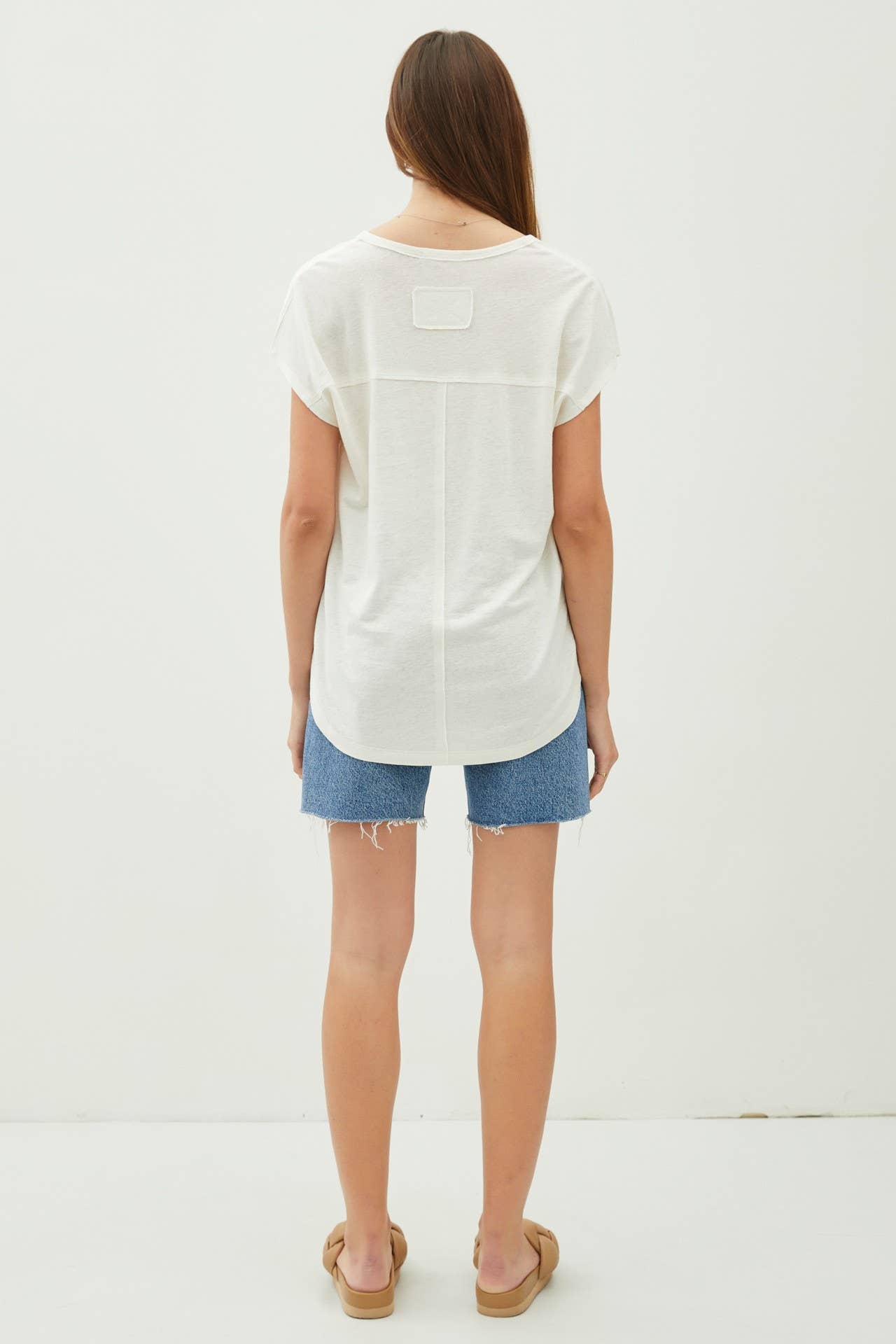BACK RAW EDGE DETAILED V-NECK LINEN TEE