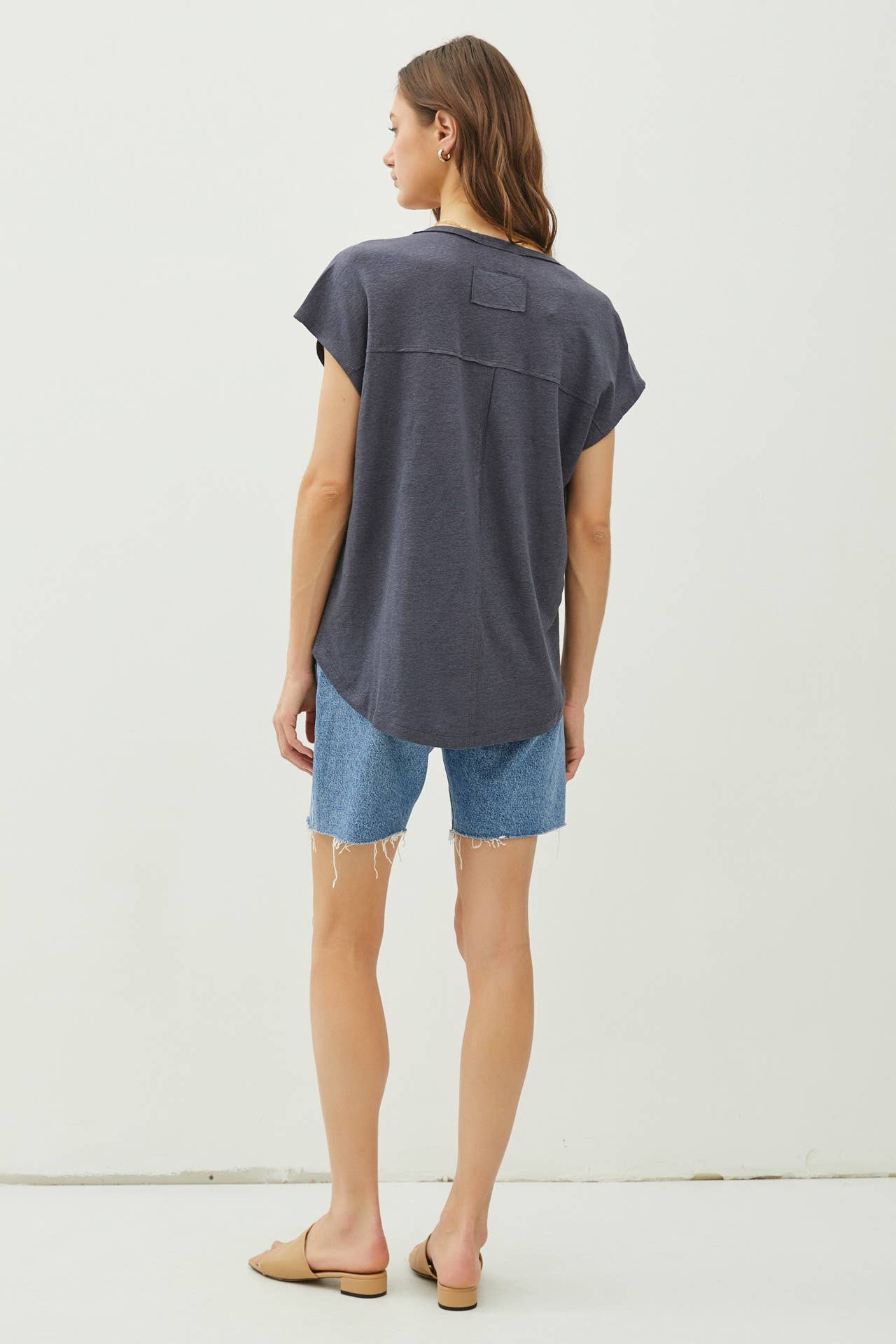 BACK RAW EDGE DETAILED V-NECK LINEN TEE