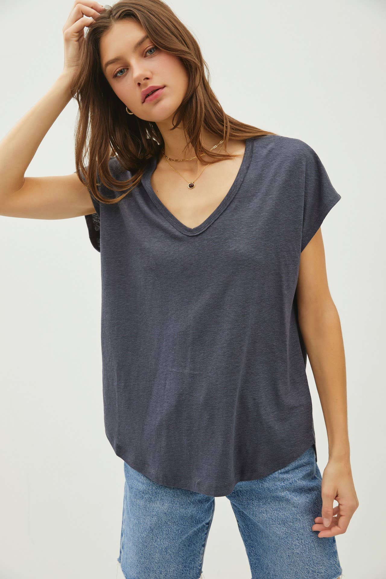 BACK RAW EDGE DETAILED V-NECK LINEN TEE