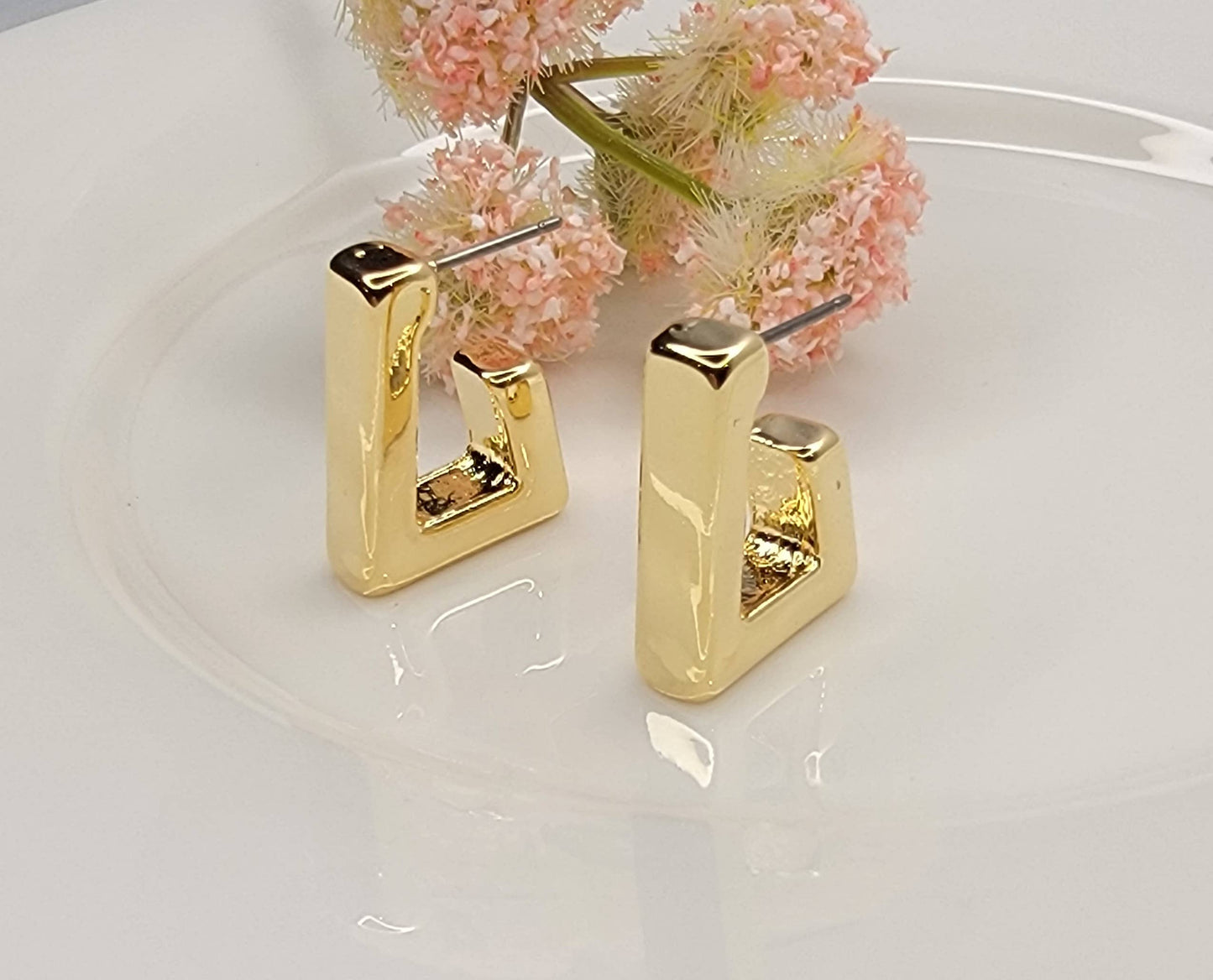 REGTANGLE HOOP EARRINGS.