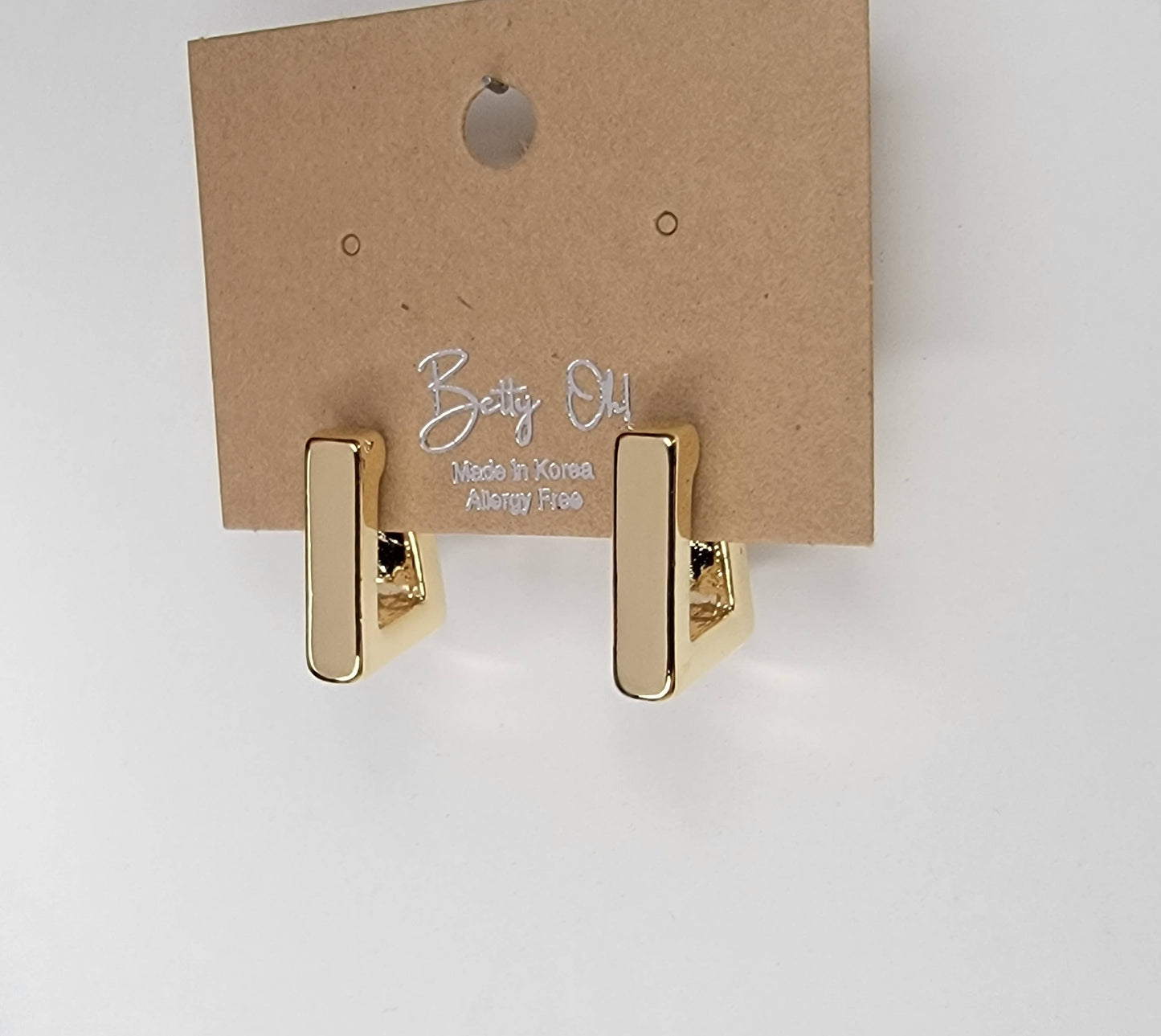 REGTANGLE HOOP EARRINGS.