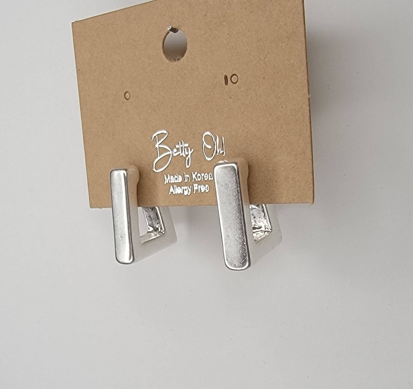 REGTANGLE HOOP EARRINGS.