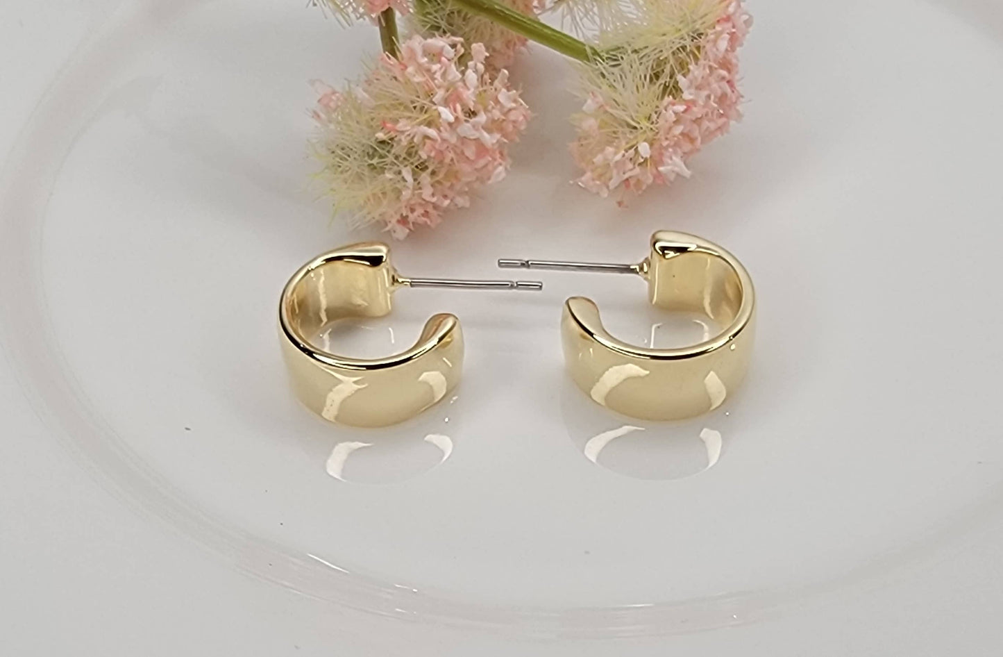 SMALL HOOP EARRINGS.