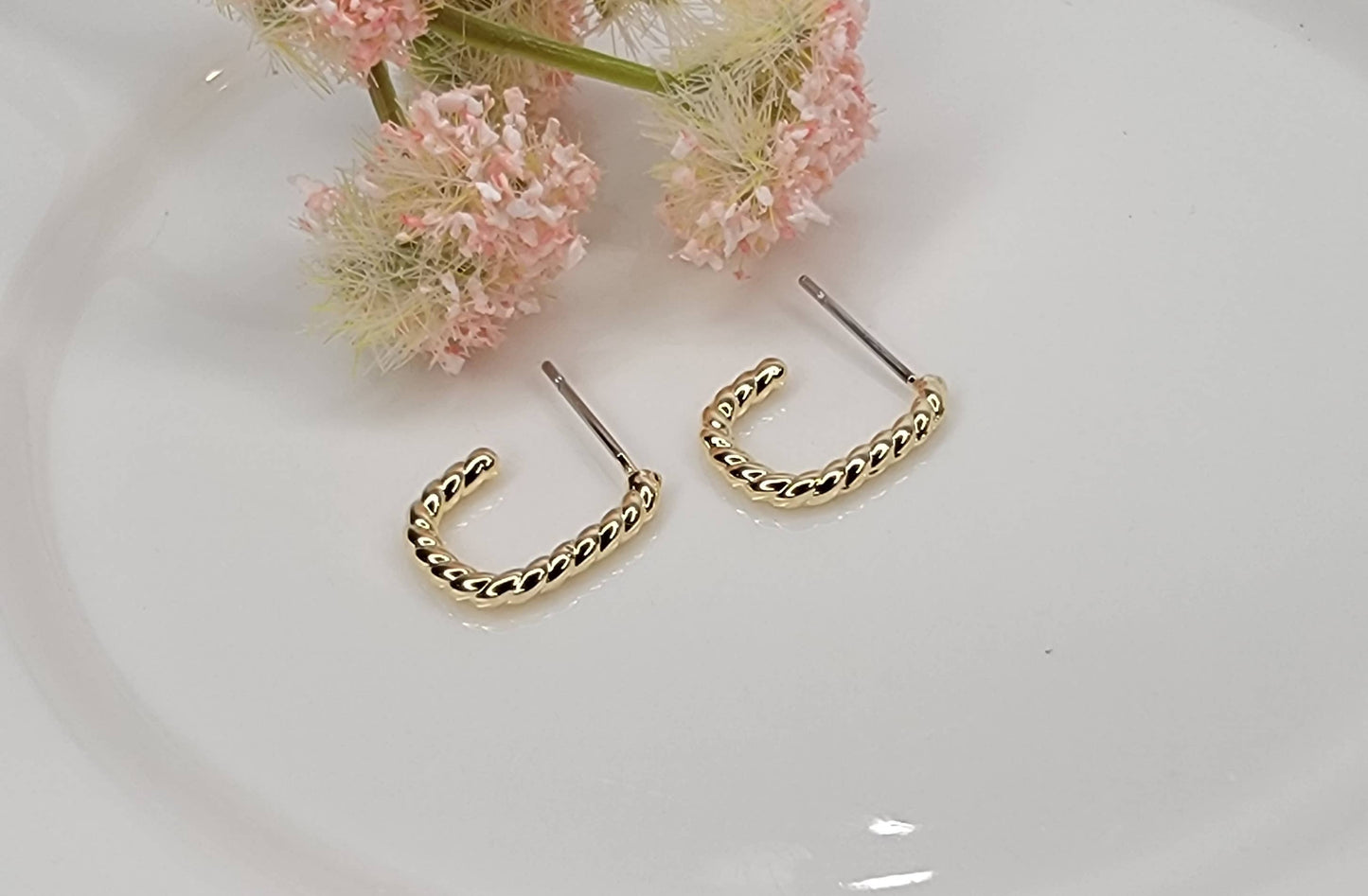 SMALL C-TYPE HOOP EARRINGS.