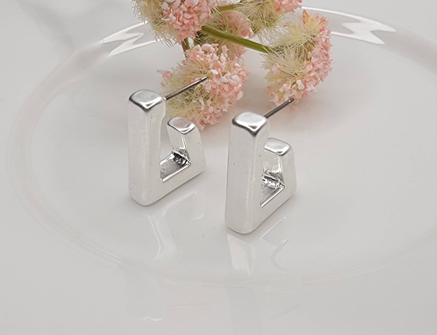 REGTANGLE HOOP EARRINGS.