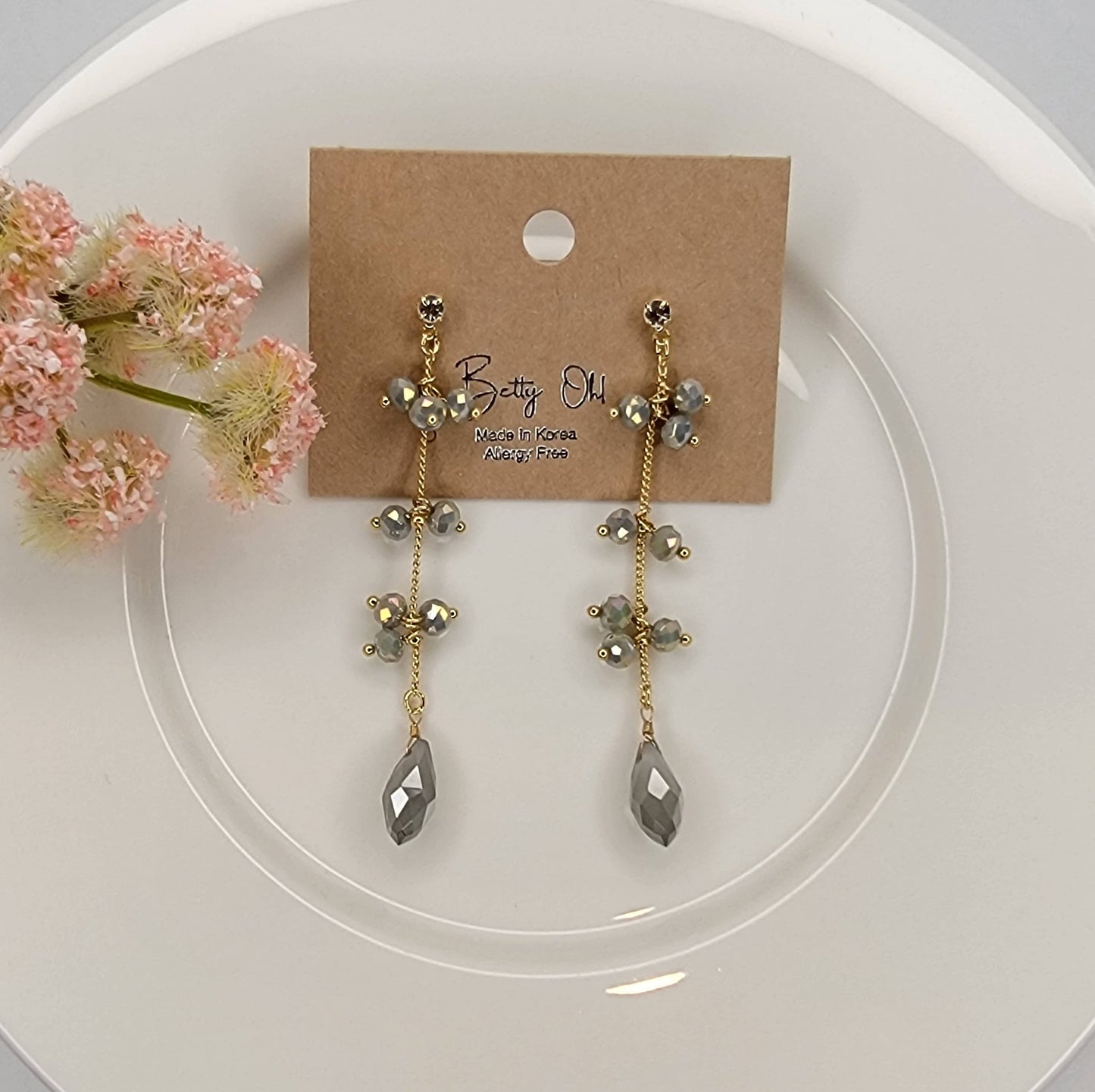 DANGLE EARRINGS.