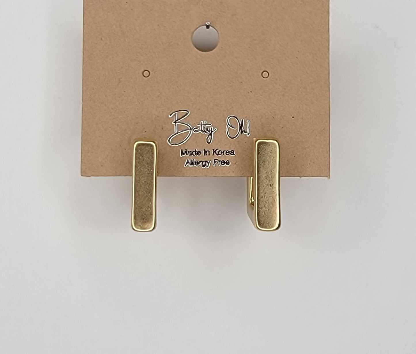 REGTANGLE HOOP EARRINGS.