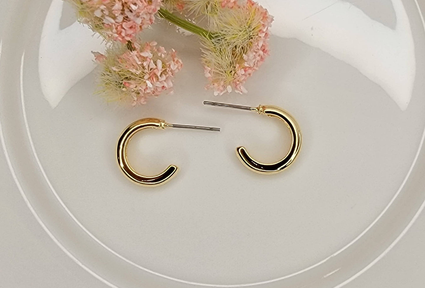 SMALL HOOP EARRINGS.