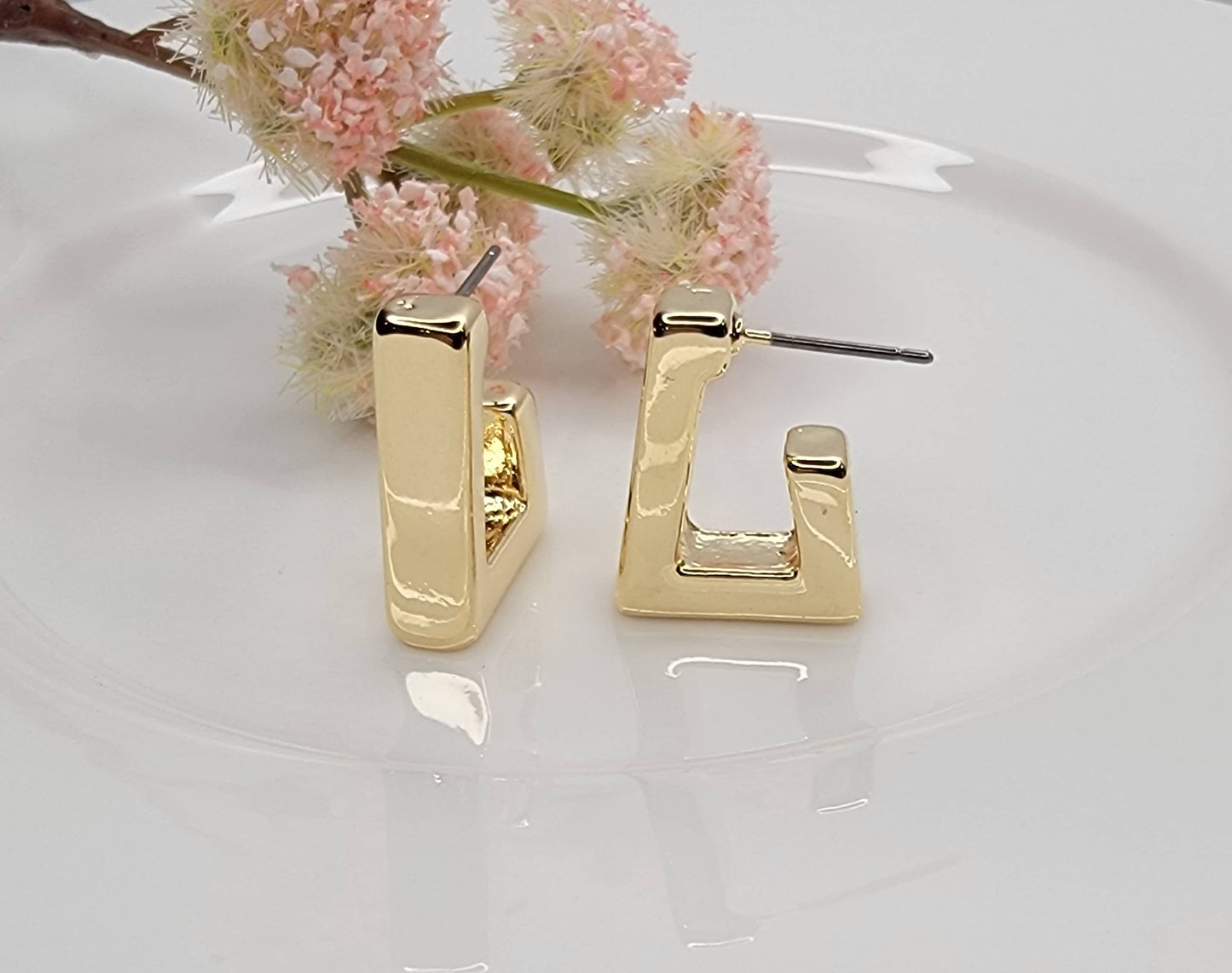 REGTANGLE HOOP EARRINGS.