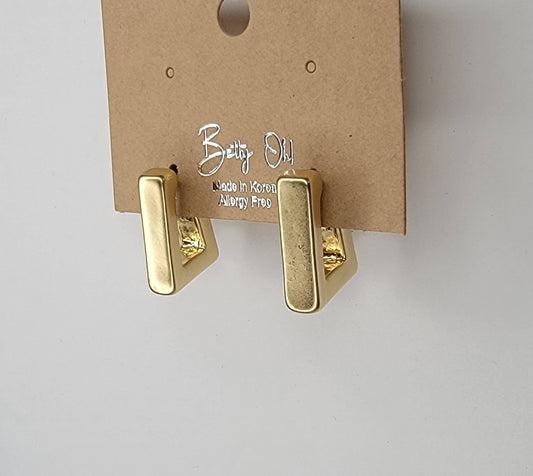 REGTANGLE HOOP EARRINGS.