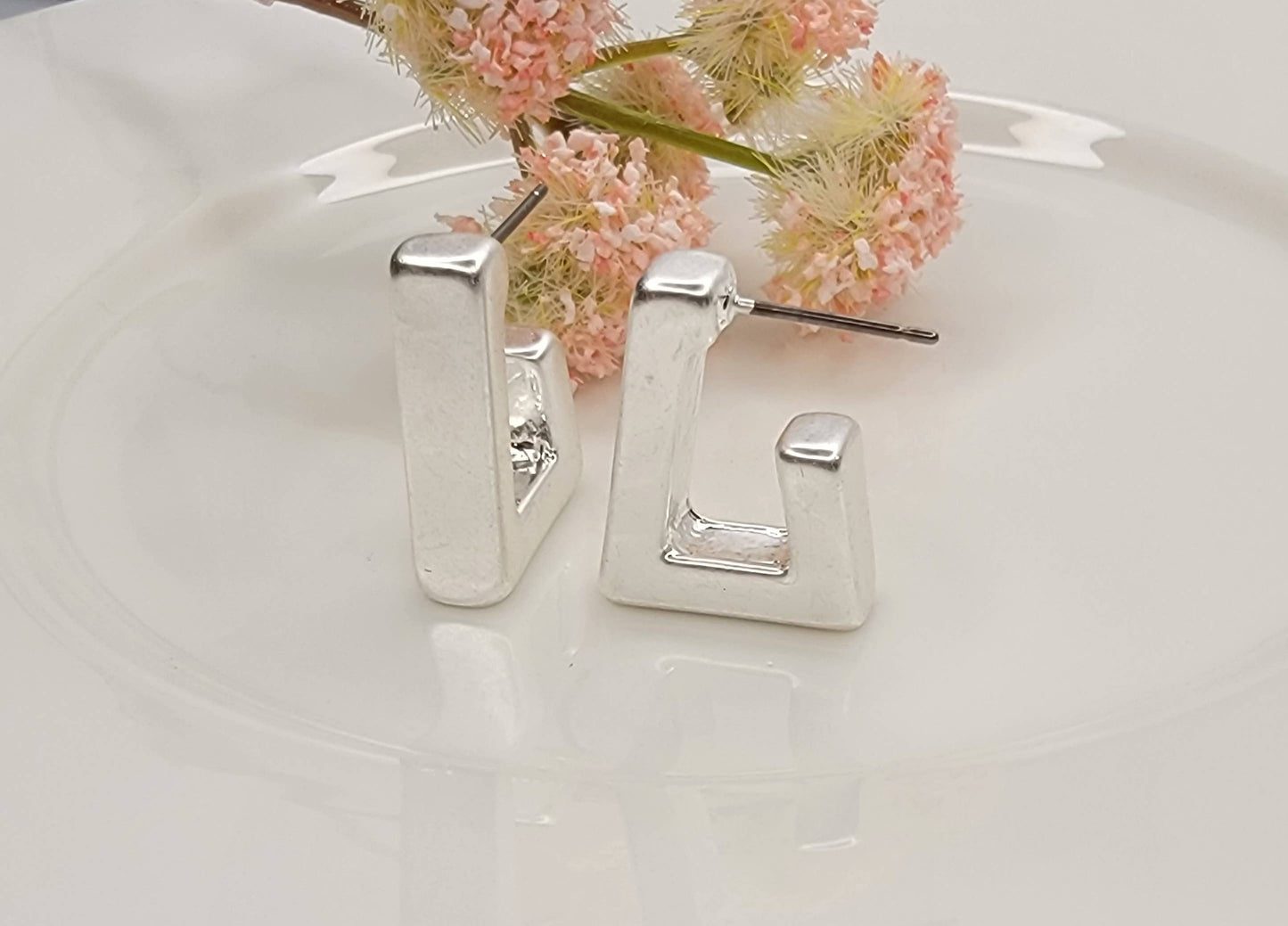 REGTANGLE HOOP EARRINGS.