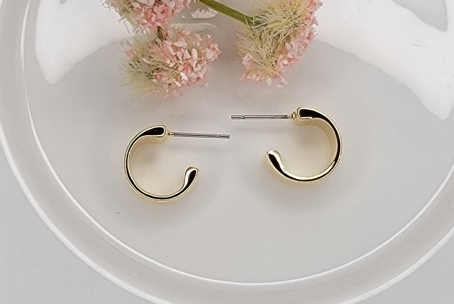 SMALL HOOP EARRINGS.