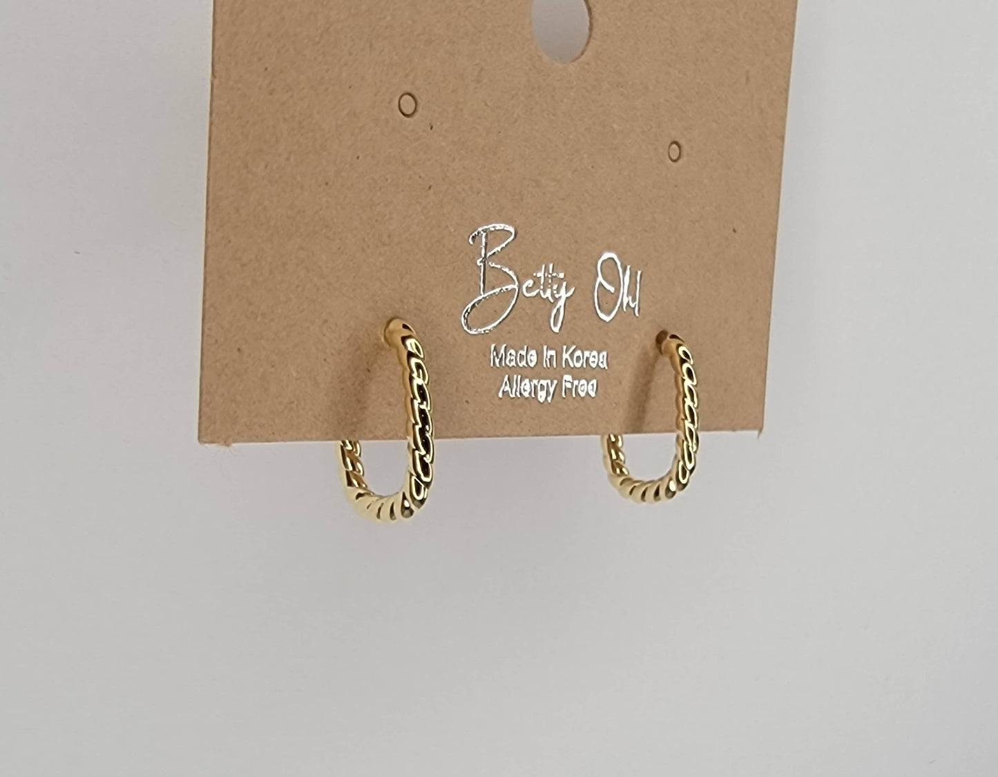 SMALL C-TYPE HOOP EARRINGS.