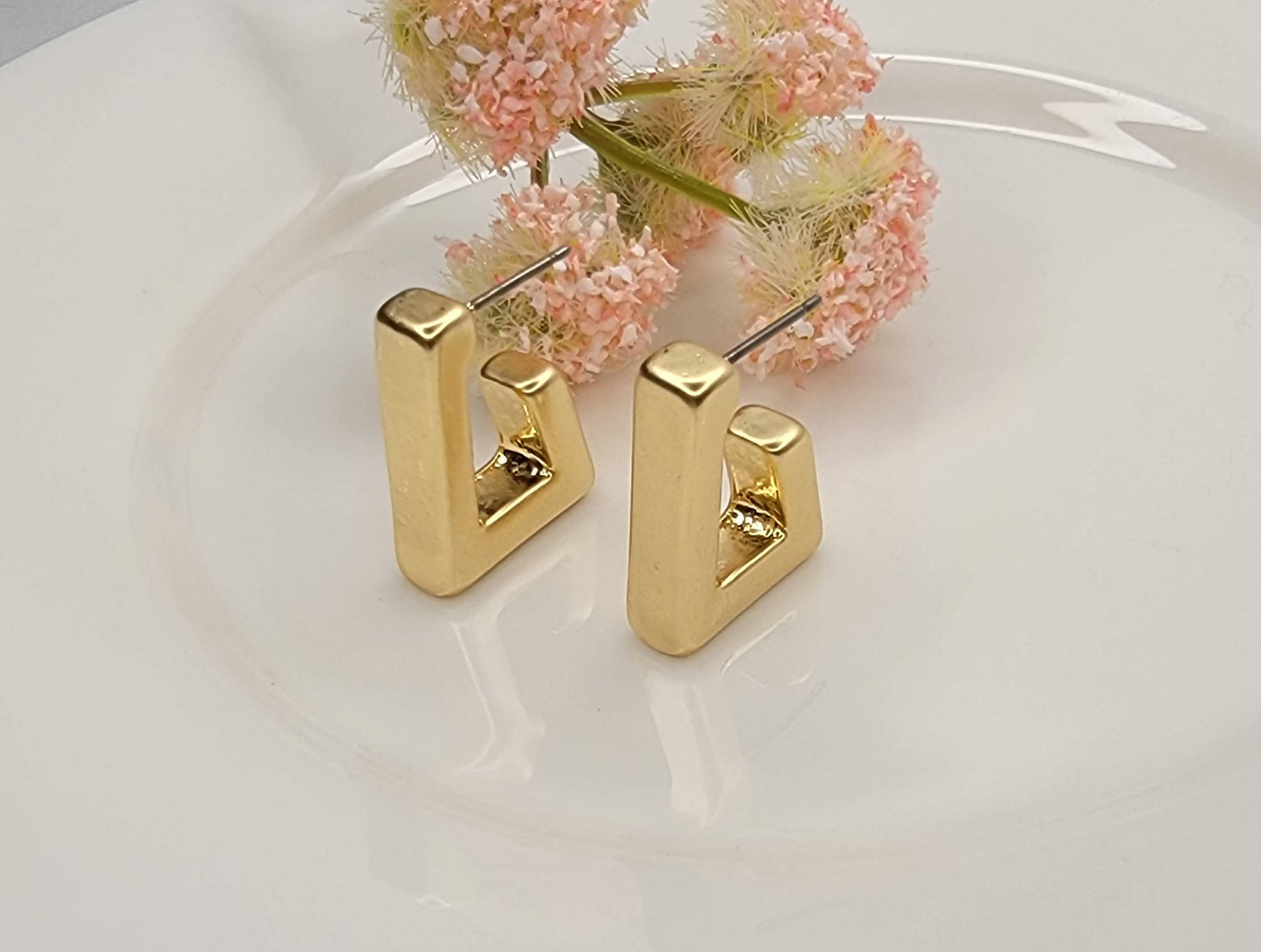 REGTANGLE HOOP EARRINGS.