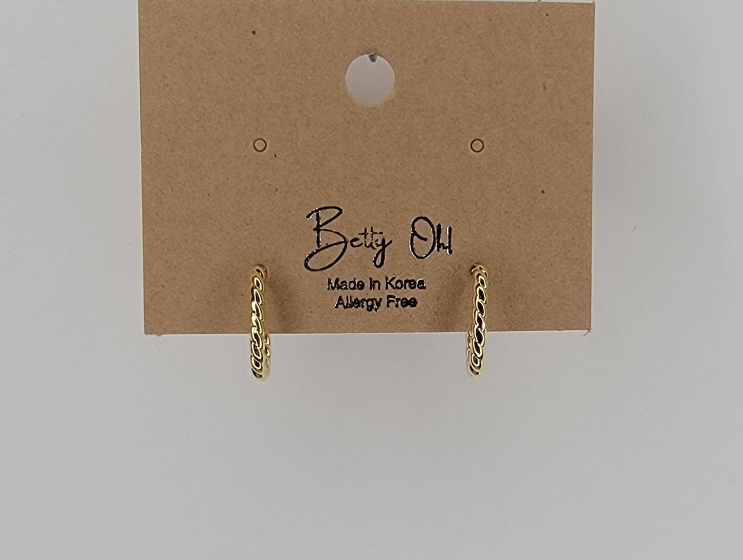 SMALL C-TYPE HOOP EARRINGS.