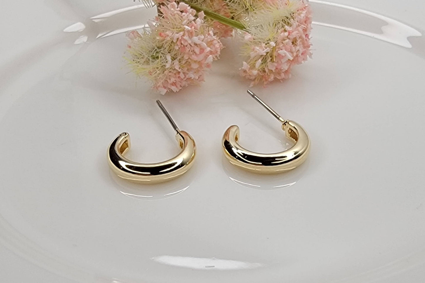 SMALL HOOP EARRINGS.