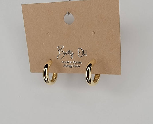 SMALL HOOP EARRINGS.